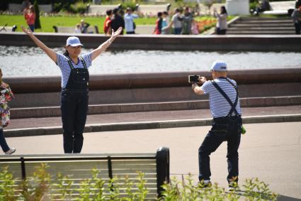 Москва. Китайские туристы на ВДНХ.