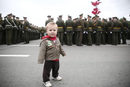 Белоруссия. Минск. Мальчик на параде , посвященном Дню Независимости Республики Беларусь.