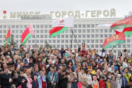 Белоруссия. Минск.  Трибуны со зрителями на параде, посвященном  Дню Независимости Республики Беларусь.