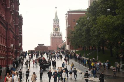 Москва. Вид на Спасскую башню Кремля с Кремлевского проезда.