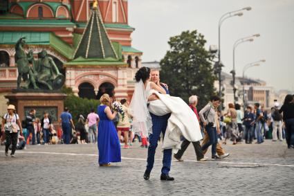 Москва. Молодожены на Красной площади.