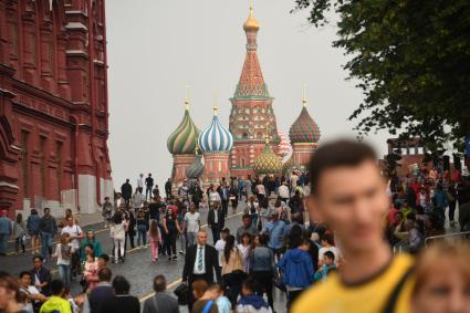 Москва. Вид на храм Василия Блаженного с Кремлевского проезда.