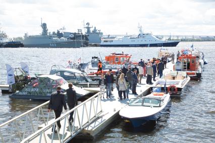 Санкт-Петербург.   Посетители осматривают экспонаты на Международном военно-морском  салоне.