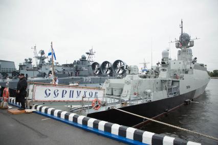 Санкт-Петербург. Малый ракетный корабль `Серпухов`на Международном военно-морском салоне.