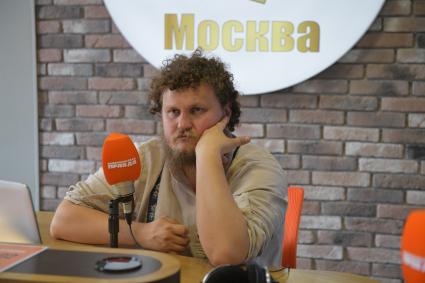 Москва. Фермер-сыровар Олег Сирота в прямом эфире радио `Комсомольская правда`.