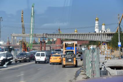 Москва. Машины на Москворецкой набережной , где ведется реконструкция.