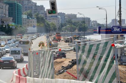 Москва. Машины стоят в пробке  на Москворецкой набережной ,где ведется реконструкция.