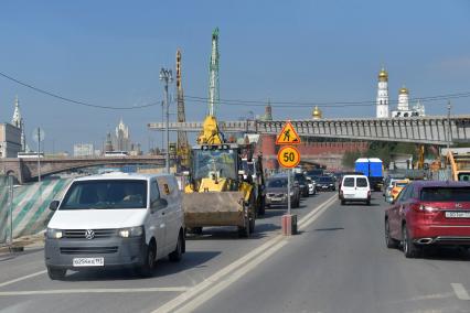 Москва. Машины на Москворецкой набережной , где ведется реконструкция.