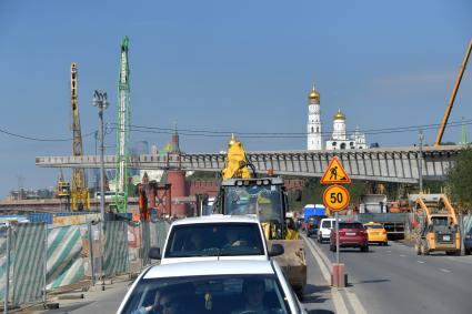 Москва. Машины на Москворецкой набережной , где ведется реконструкция.