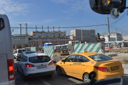Москва. Машины стоят в пробке на Москворецкой набережной, где ведется реконструкция.