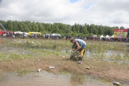 Диск 225. вода грязь мусор банки мужчина панк