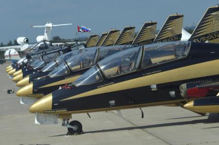Московская область, Жуковский. Учебно-тренировочные самолеты (УТС) Aermacchi MB 339 пилотажной группы ВВС ОАЭ AL Fursan Рыцари на XIII Международном авиационно-космическом салоне МАКС-2017.
