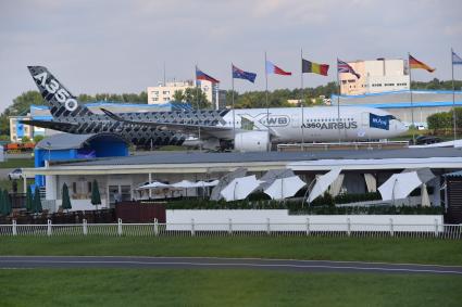 Московская область, Жуковский.   Дальнемагистральный пассажирский самолет Airbus  350 ( Аэробус)  на XIII Международном авиационно-космическом  салоне  МАКС-2017.