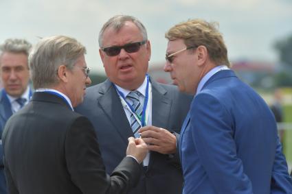 Московская область, Жуковский. Помощник президента РФ по вопросам военно-технического сотрудничества Владимир Кожин (справа) и президент,председатель праления банка ВТБ Андрей Костин ( в центре) на XIII Международном авиационно-космическом салоне МАКС-2017.