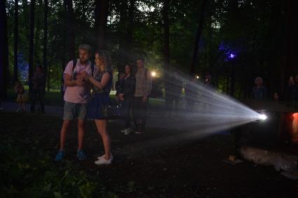 Москва. Посетители на III ежегодном фестивале искусств `Вдохновение` в парке `Останкино`.