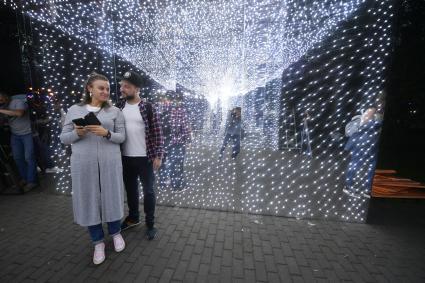Москва. Посетители на III ежегодном фестивале искусств `Вдохновение` в парке `Останкино`.