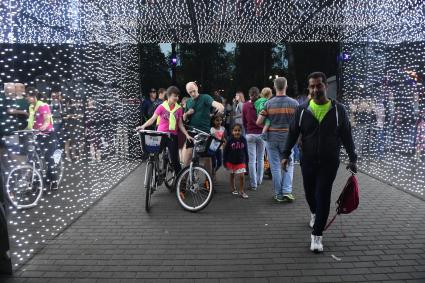 Москва. Посетители на III ежегодном фестивале искусств `Вдохновение` в парке `Останкино`.