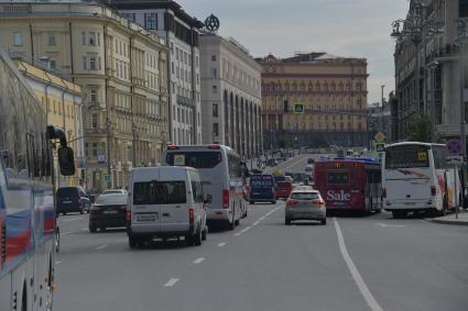 Москва. Автомобильное движение на Театральном проезде.