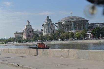 Москва.  Вид на Московский международный  Дом музыки на Космодамианской набережной.