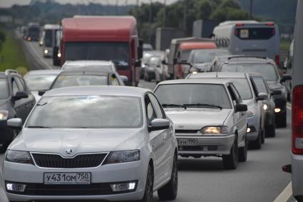 Москва. Автомобильное движение на одной из улиц города.