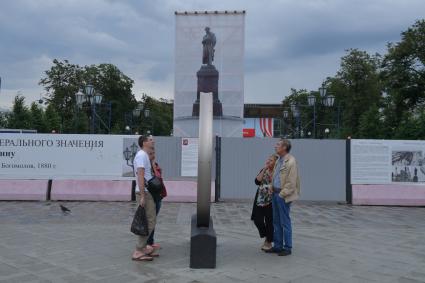 Москва. Прохожие у карты города на Пушкинской площади.