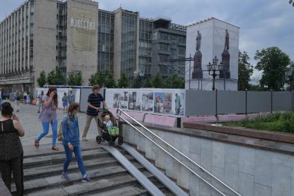 Москва. Прохожие на Пушкинской площади.