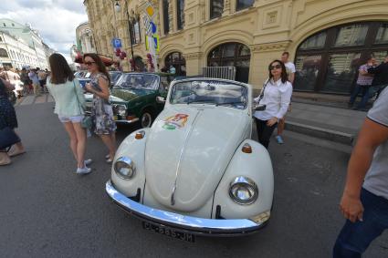 Москва. Участники  ГУМ-авторалли Gorkyclassic-2017 перед стартом гонки.