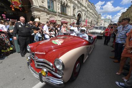 Москва. Участник   ГУМ-авторалли Gorkyclassic-2017  на автомобиле ГАЗ М20 `Победа` перед стартом гонки.