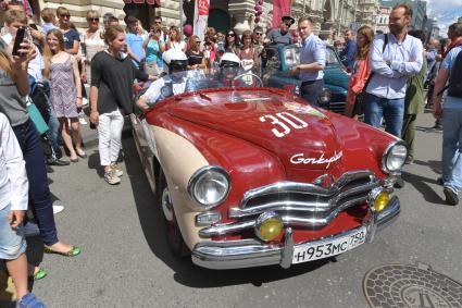 Москва. Участник   ГУМ-авторалли Gorkyclassic-2017  на автомобиле ГАЗ М20 `Победа` перед стартом гонки.