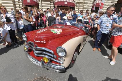 Москва. Участник   ГУМ-авторалли Gorkyclassic-2017  на автомобиле ГАЗ М20 `Победа` перед стартом гонки.