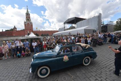 Москва. Участники   ГУМ-авторалли Gorkyclassic-2017  на автомобиле ГАЗ М20 `Победа` перед стартом гонки на Красной площади.