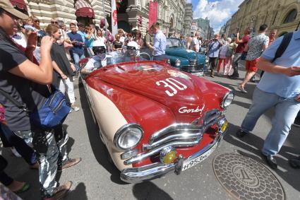 Москва. Участник   ГУМ-авторалли Gorkyclassic-2017  на автомобиле ГАЗ М20 `Победа` перед стартом гонки.