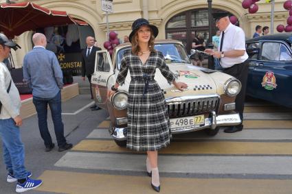 Москва. Актриса Елизавета Арзамасова перед стартом гонки  ГУМ-авторалли Gorkyclassic-2017.