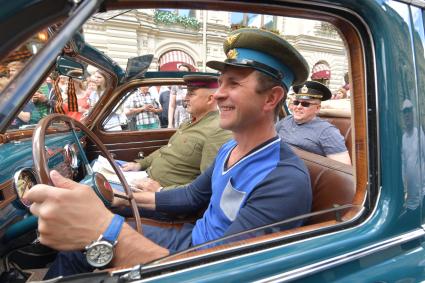 Москва. Участник ГУМ-авторалли Gorkyclassic-2017 перед стартом гонки.