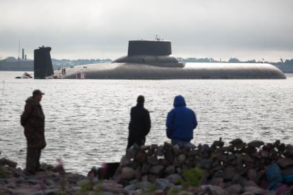 Кронштадт. Атомный подводный крейсер `Дмитрий Донской` в акватории Финского залива, прибывший для участия в параде кораблей ко Дню ВМФ.