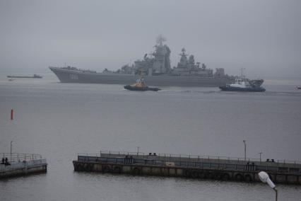 Кронштадт. Атомный крейсер `Петр Великий` в акватории Финского залива, прибывший для участия в параде кораблей ко Дню ВМФ.