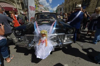 Москва. Автомобиль `Чайки`   в свадебном убранстве  перед стартом  ГУМ-авторалли Gorkyclassic-2017 возле ГУМа.