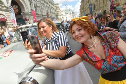 Москва. Участницы  ГУМ-авторалли Gorkyclassic-2017 перед стартом гонки делают селфи.