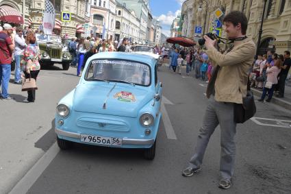 Москва. Участники   ГУМ-авторалли Gorkyclassic-2017 перед стартом гонки.