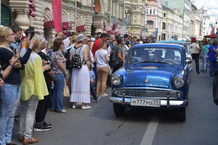 Москва. Старт экипажей ГУМ-авторалли Gorkyclassic-2017 возле ГУМа.