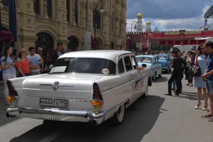 Москва. Участники   ГУМ-авторалли Gorkyclassic-2017 перед началом гонки.