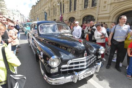 Москва. Старт экипажей ГУМ-авторалли Gorkyclassic-2017   возле ГУМа.