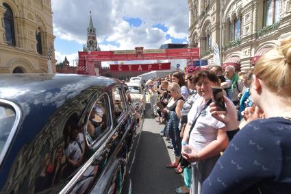 Москва. Старт экипажей ГУМ-авторалли Gorkyclassic-2017   возле ГУМа.