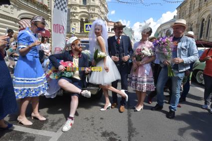 Москва. Экипаж `Чайки`,  в свадебном убранстве  перед стартом  ГУМ-авторалли Gorkyclassic-2017 возле ГУМа.