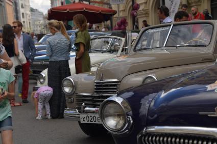 Москва. Участники и зрители   ГУМ-авторалли Gorkyclassic-2017  перед стартом гонки .