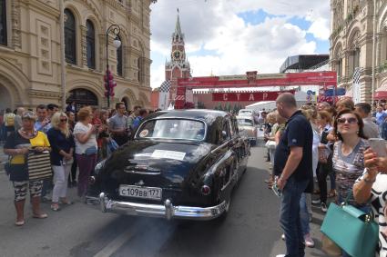 Москва. Старт экипажей ГУМ-авторалли Gorkyclassic-2017   возле ГУМа.