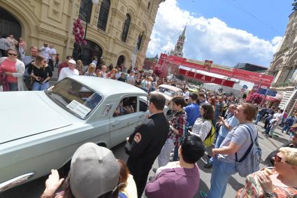 Москва. Участник   ГУМ-авторалли Gorkyclassic-2017 перед стартом гонки.