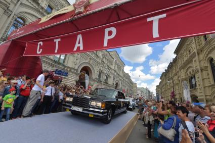 Москва. Старт экипажей ГУМ-авторалли Gorkyclassic-2017   возле ГУМа.