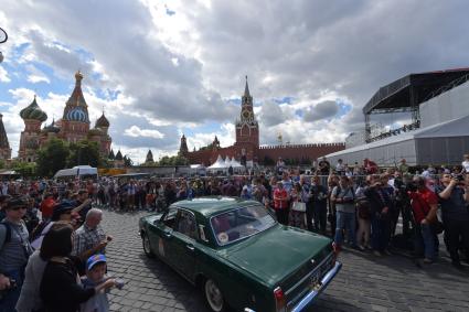 Москва. Старт экипажей ГУМ-авторалли Gorkyclassic-2017   на Красной площади.