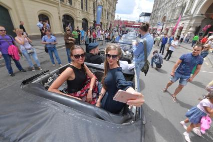 Москва. Участники   ГУМ-авторалли Gorkyclassic-2017 перед стартом гонки.